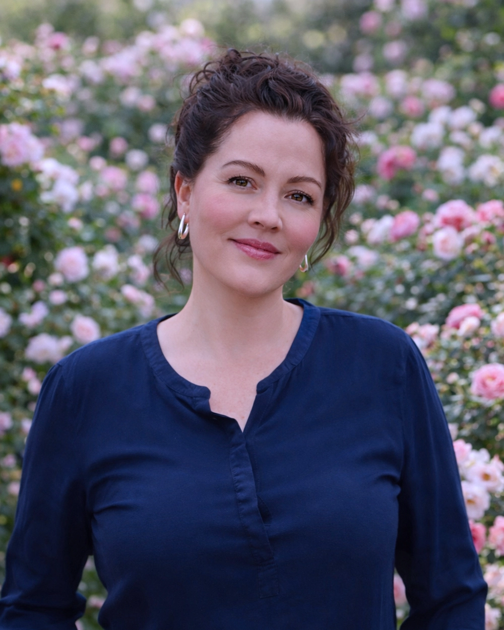 Diana von The Lion Care vor einem Blumenfeld