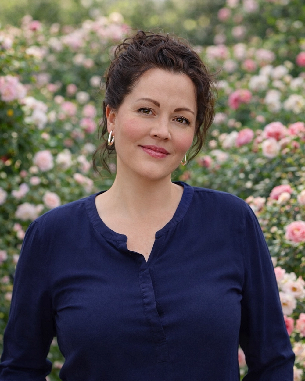 Diana von The Lion Care vor einem Blumenfeld